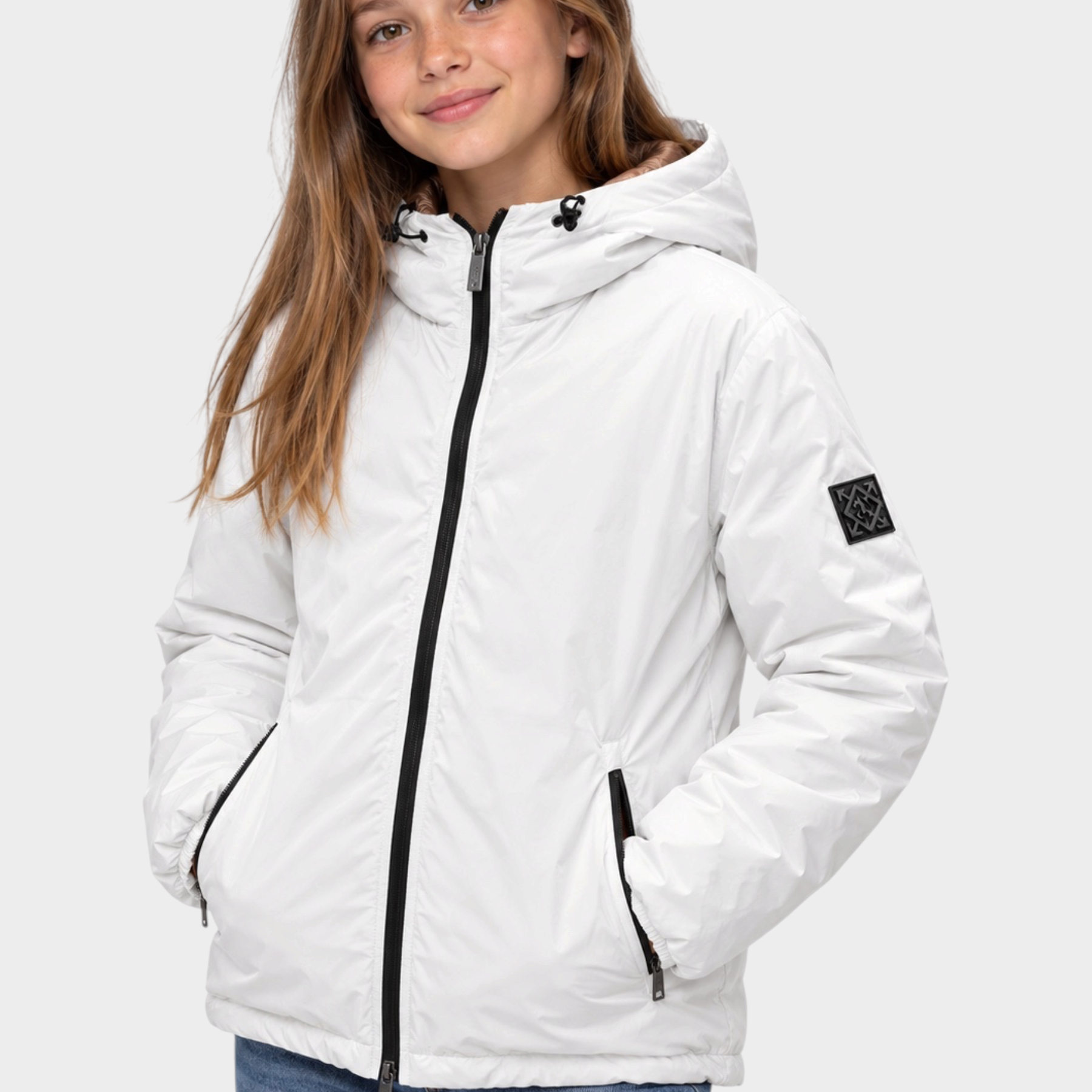 Ragazza che indossa il giubbino reversibile unisex Follower SRL bianco con cappuccio e cerniera nera