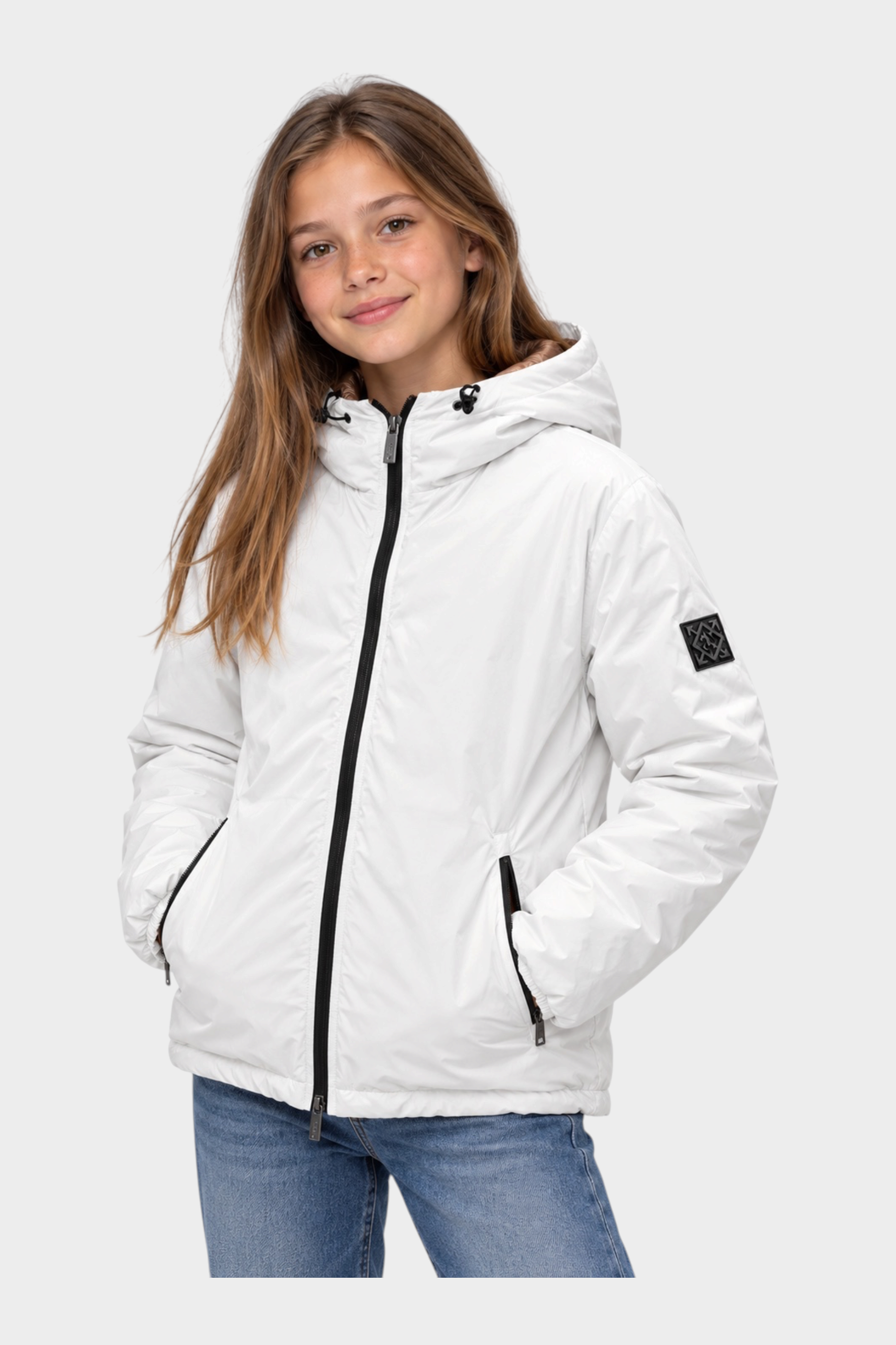 Ragazza che indossa il giubbino reversibile unisex Follower SRL bianco con cappuccio e cerniera nera