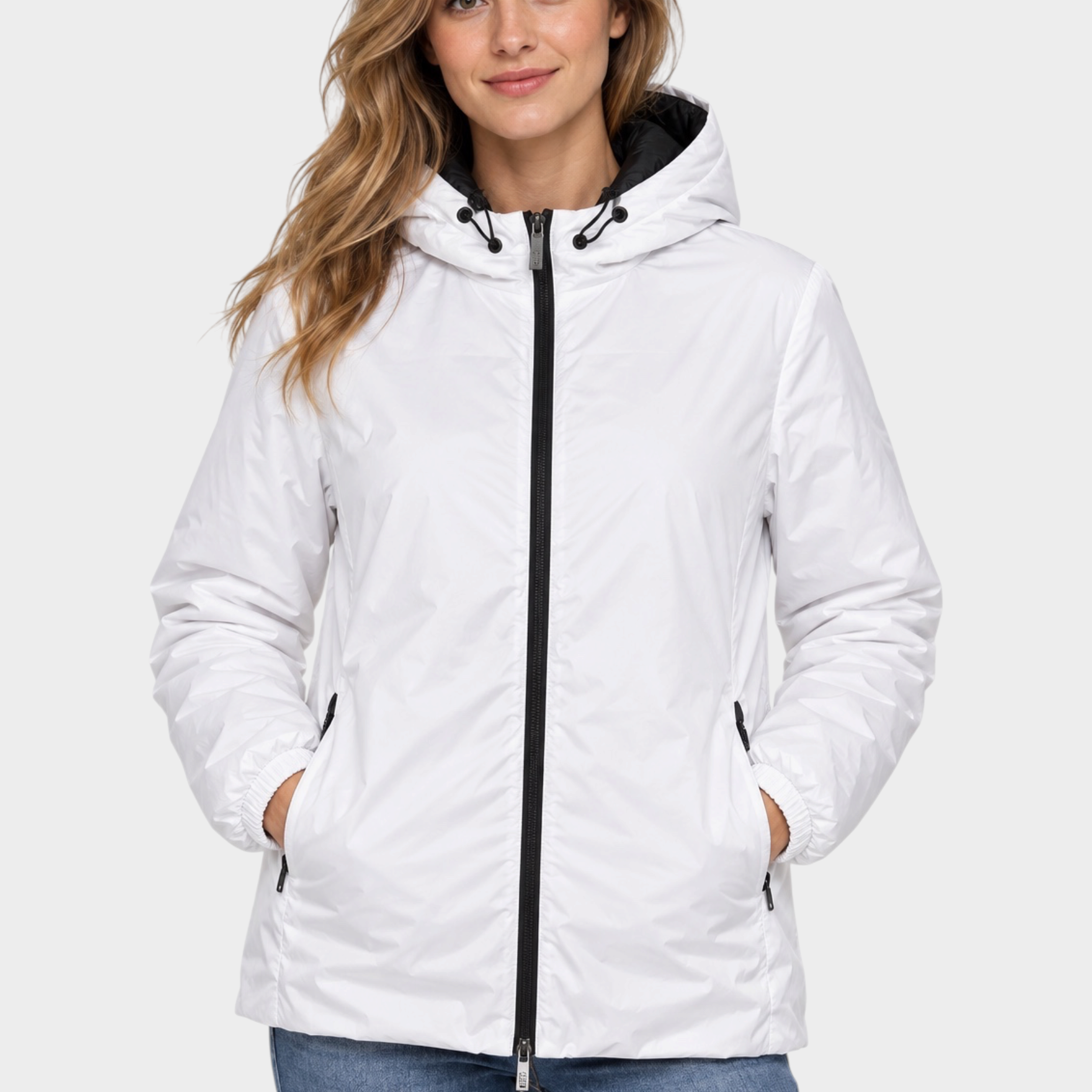 Modella indossa giubbino reversibile Follower SRL bianco con cappuccio, zip nera e tasche laterali