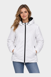 Modella indossa giubbino reversibile Follower SRL bianco con cappuccio, zip nera e tasche laterali