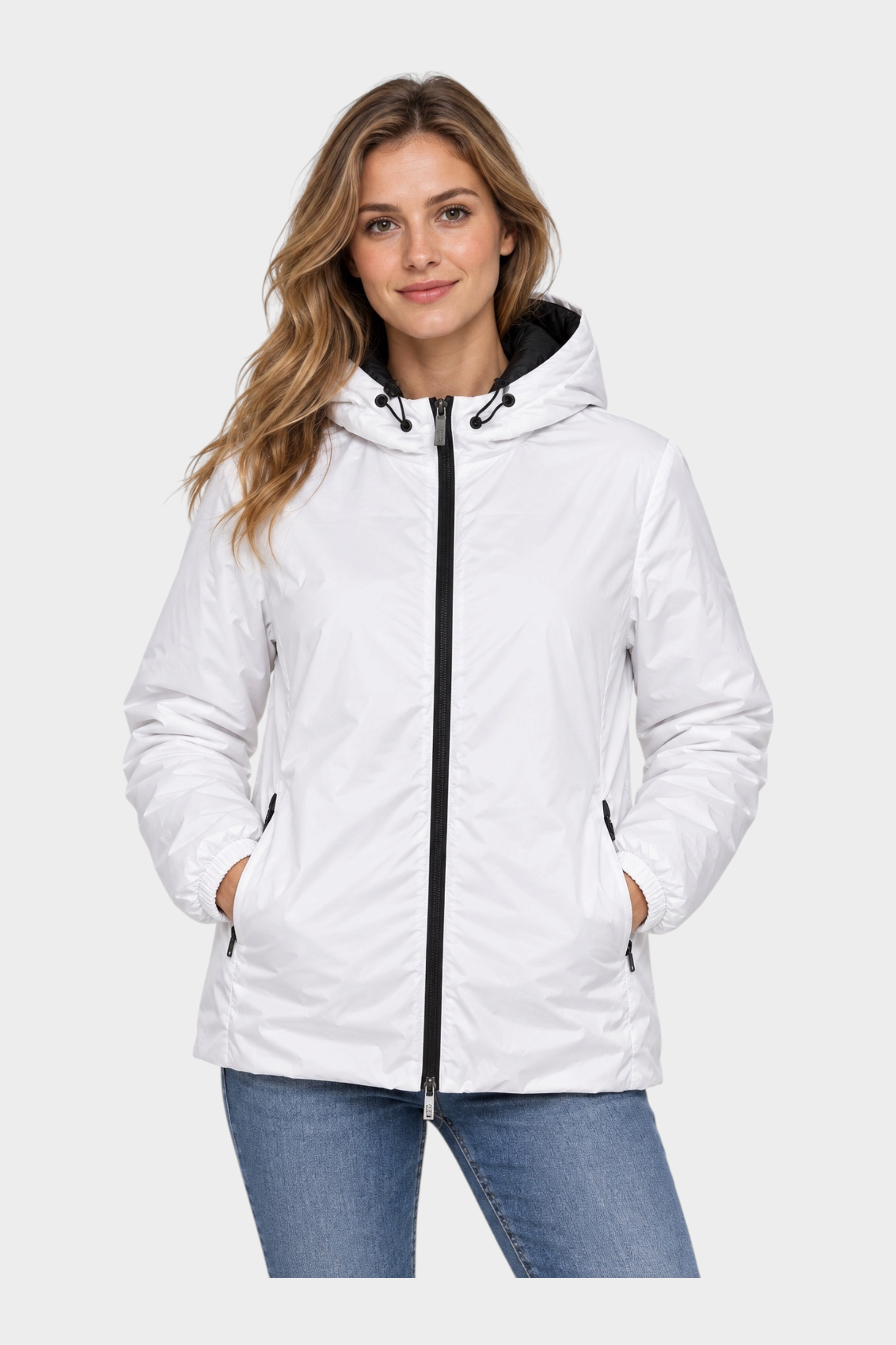 Modella indossa giubbino reversibile Follower SRL bianco con cappuccio, zip nera e tasche laterali