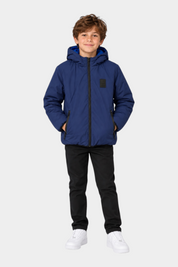 Ragazzo indossa giubbino reversibile blu con cappuccio US GRAND POLO di Follower SRL su sfondo neutro