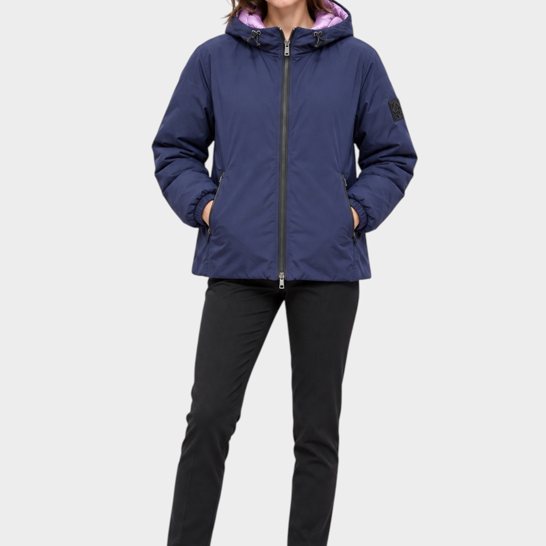 Modella indossa giubbino reversibile Follower SRL blu con interno viola, cappuccio e chiusura zip frontale