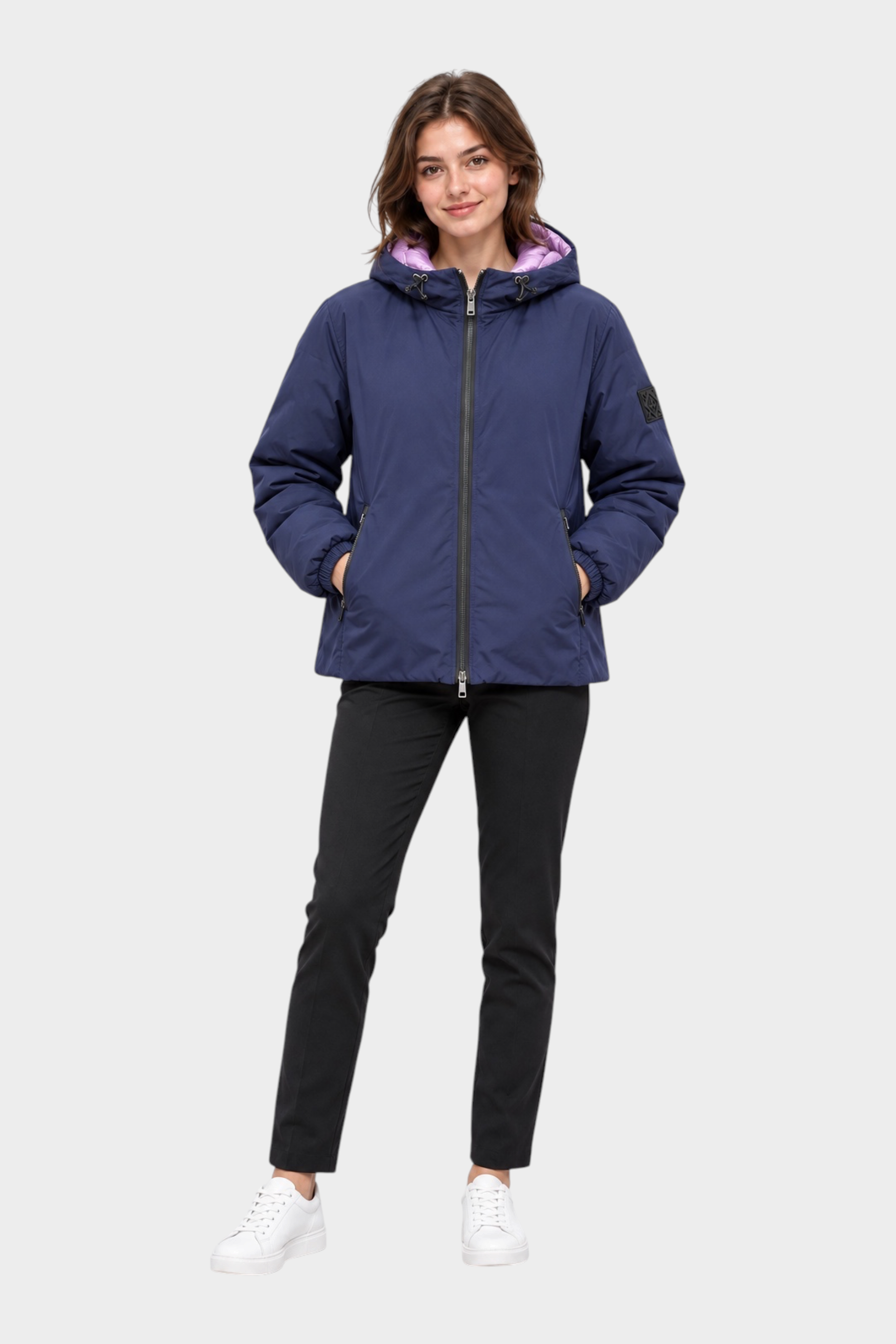 Modella indossa giubbino reversibile Follower SRL blu con interno viola, cappuccio e chiusura zip frontale