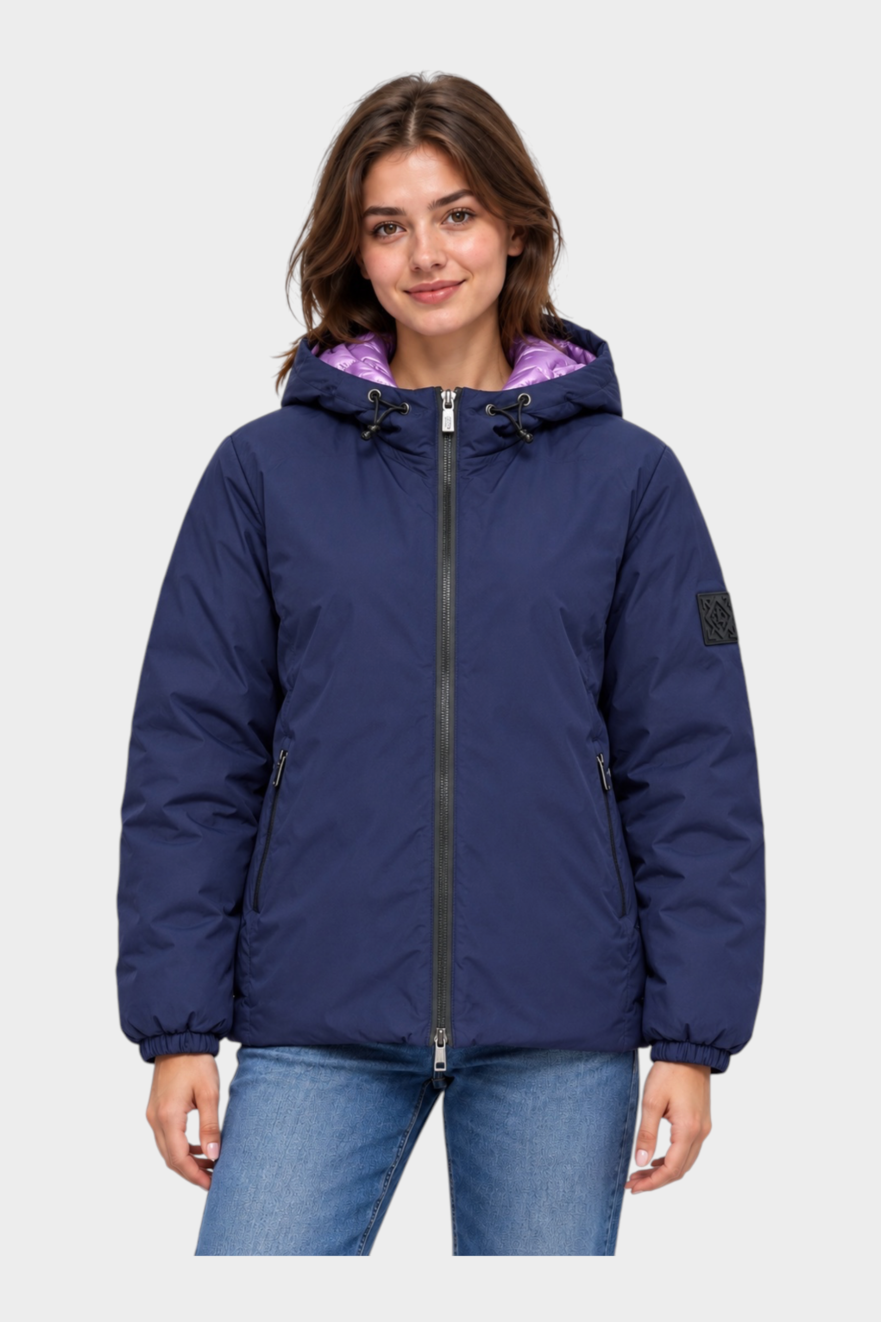 Modella indossa giubbino reversibile Follower SRL blu con interno viola, cappuccio e chiusura a zip frontale
