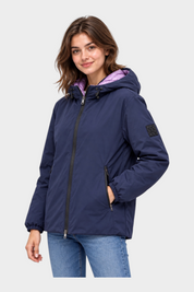 Modella indossa giubbino reversibile Follower SRL blu con interno viola e cappuccio, stile casual invernale