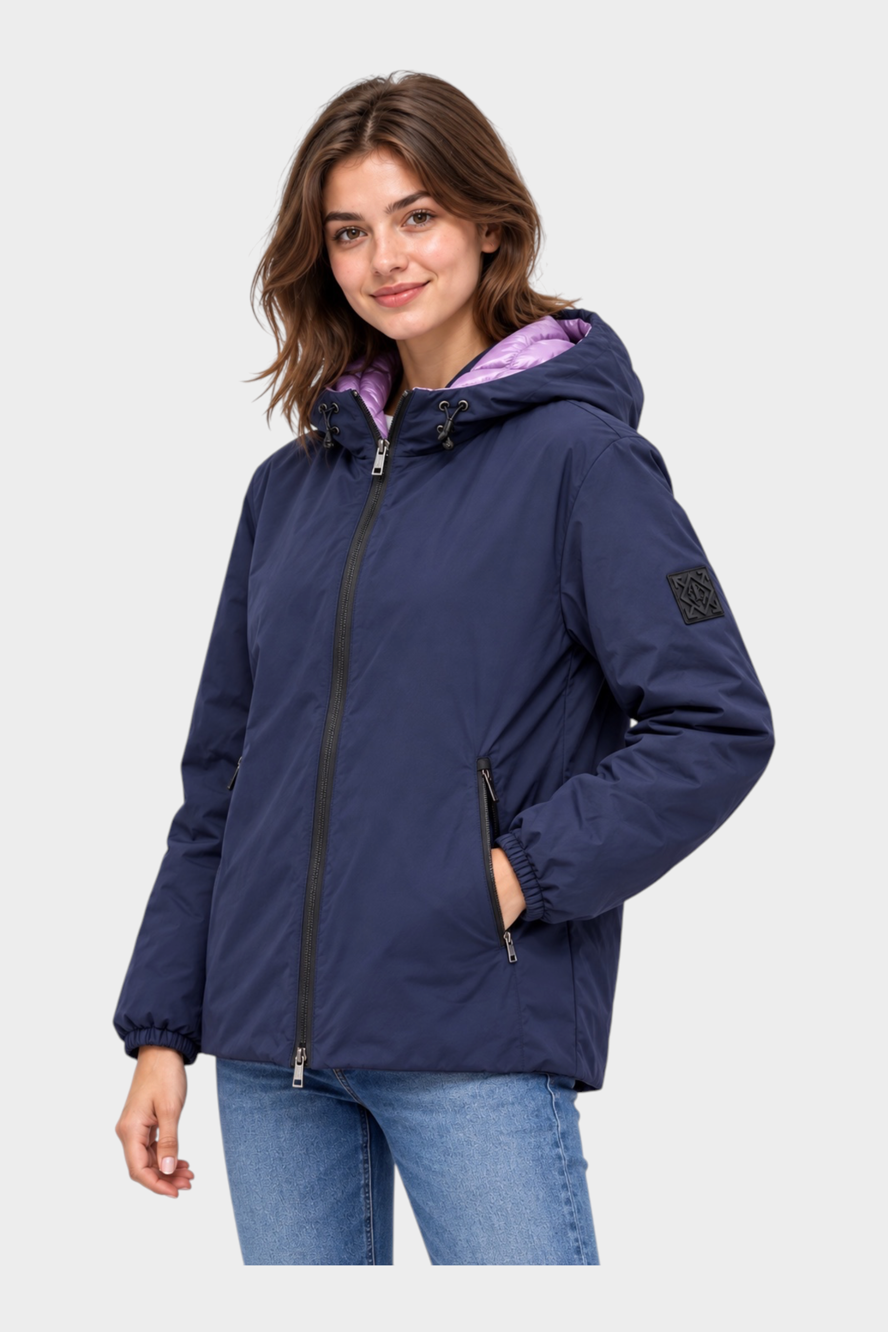 Modella indossa giubbino reversibile Follower SRL blu con interno viola e cappuccio, stile casual invernale