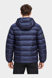 Vista posteriore di un uomo che indossa un giubbino reversibile blu trapuntato con cappuccio di Follower SRL