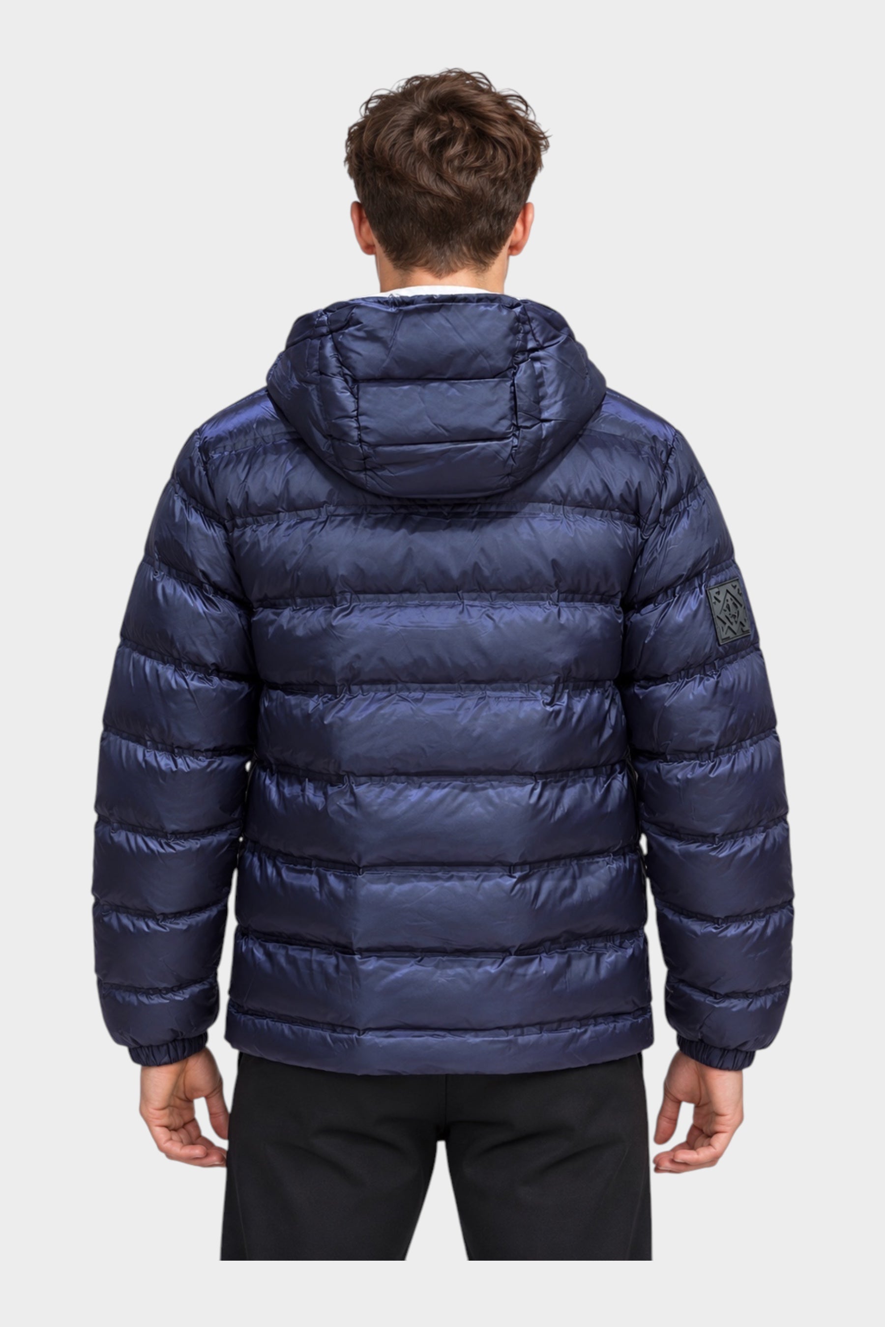 Vista posteriore di un uomo che indossa un giubbino reversibile blu trapuntato con cappuccio di Follower SRL