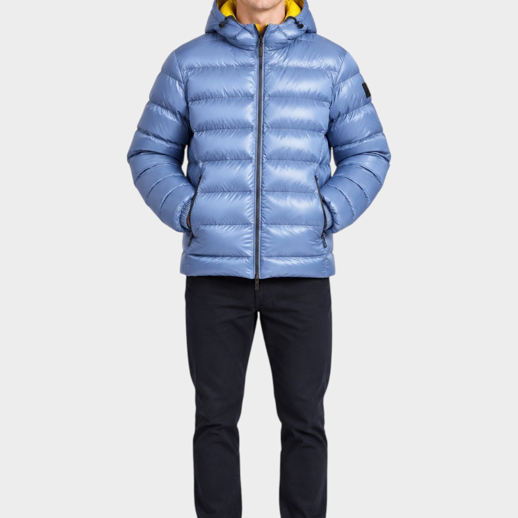 Modello indossa giubbino reversibile Follower SRL blu lucido con interno giallo e cappuccio, stile piumino trapuntato