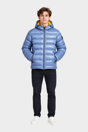 Modello indossa giubbino reversibile Follower SRL blu lucido con interno giallo e cappuccio, stile piumino trapuntato
