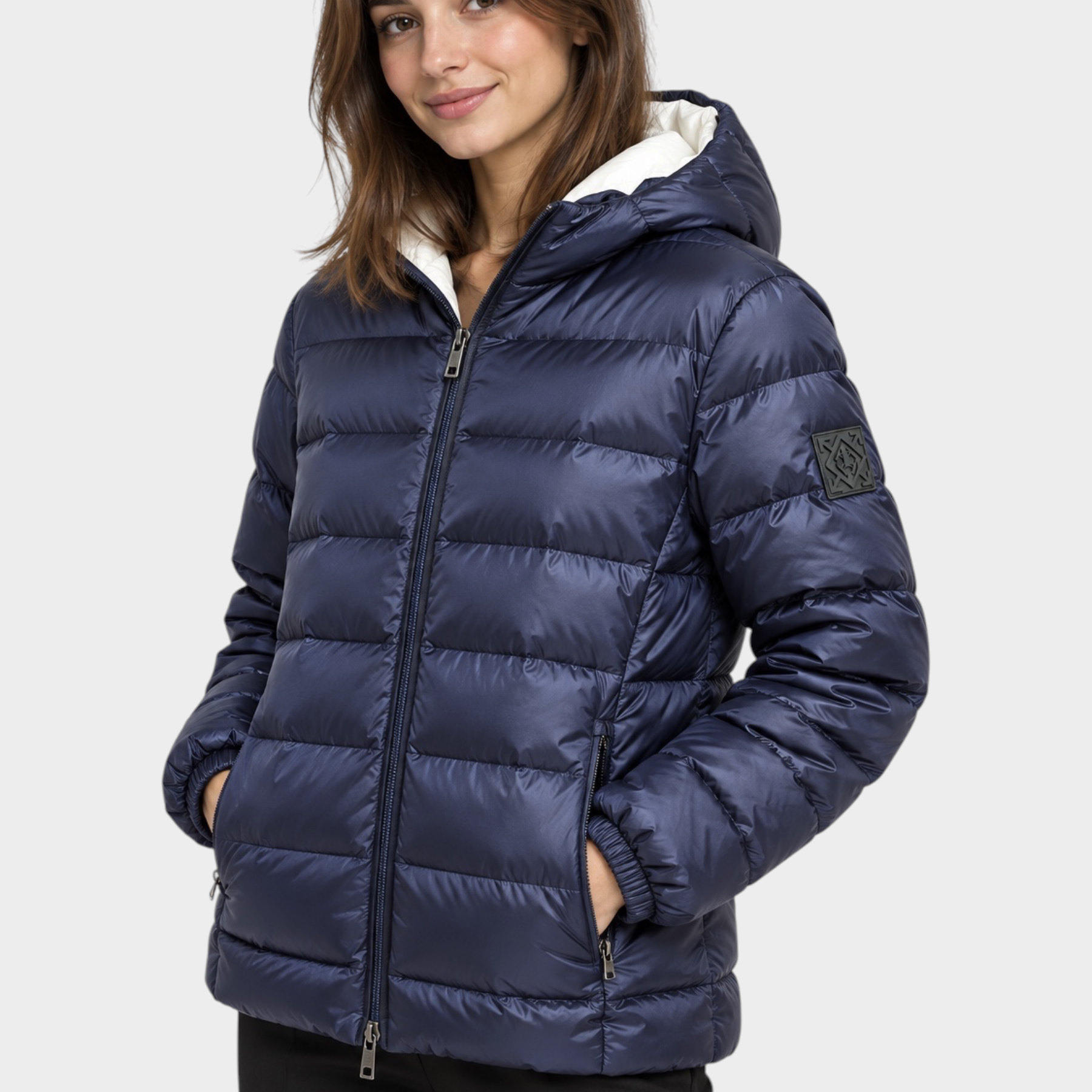 Modella indossa giubbino reversibile Follower SRL blu trapuntato con cappuccio e interno bianco a contrasto