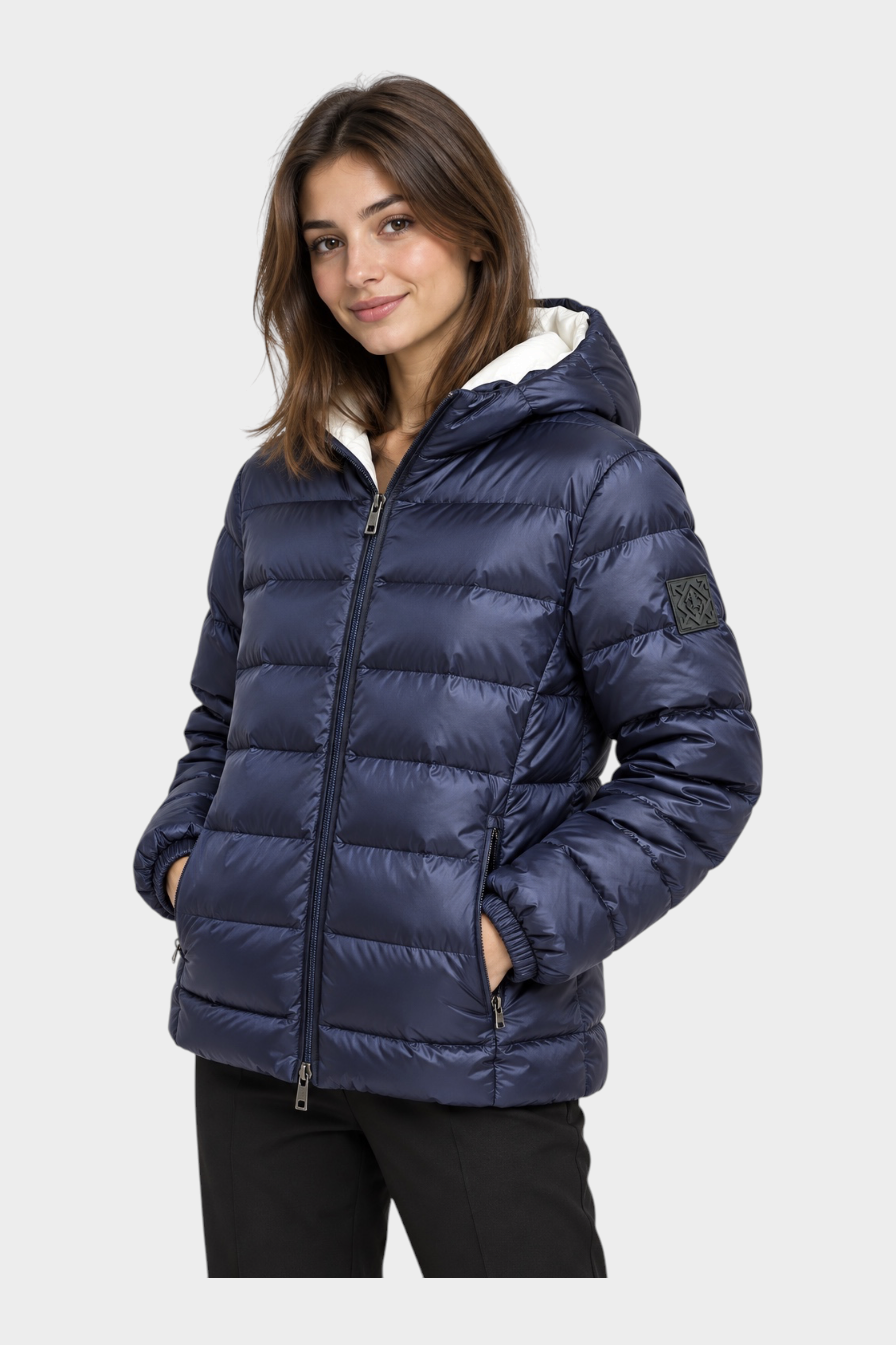 Modella indossa giubbino reversibile Follower SRL blu trapuntato con cappuccio e interno bianco a contrasto