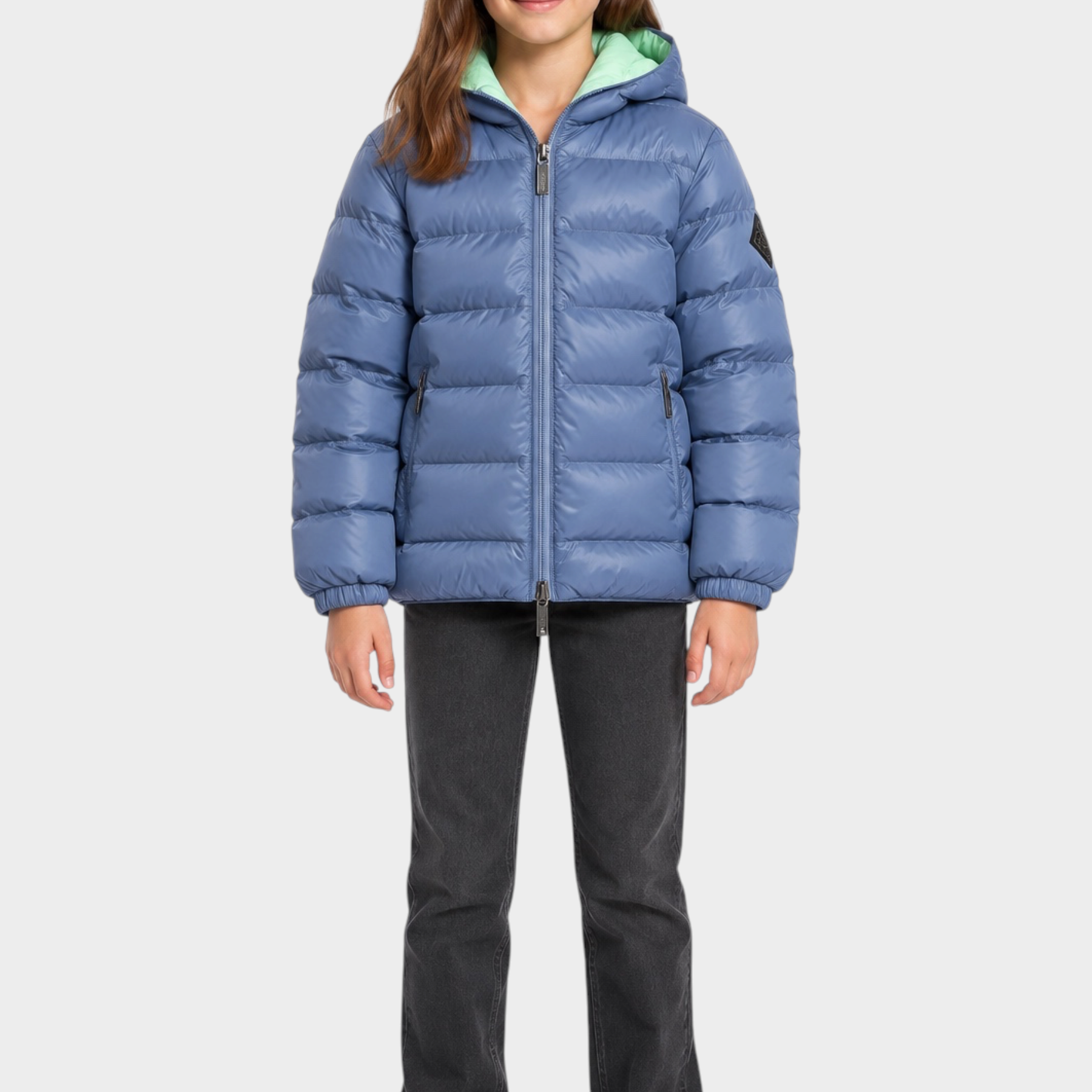 Ragazza indossa giubbino reversibile Follower SRL blu trapuntato con cappuccio e interno verde chiaro