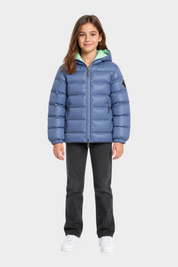 Ragazza indossa giubbino reversibile Follower SRL blu trapuntato con cappuccio e interno verde chiaro