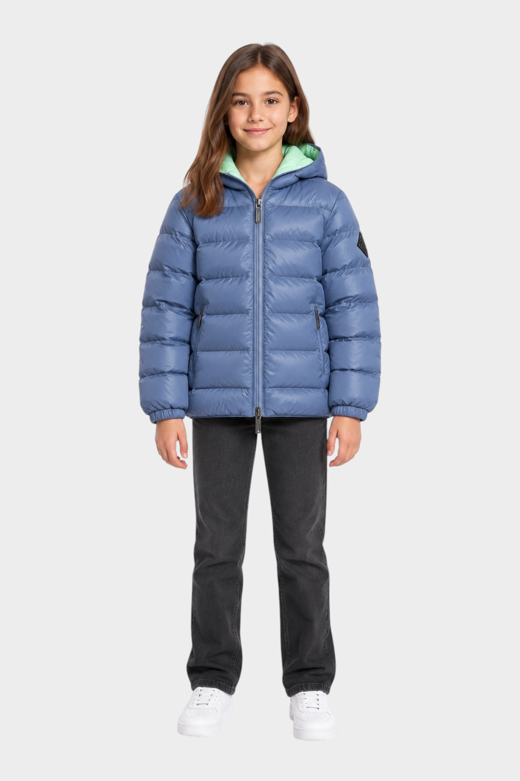 Ragazza indossa giubbino reversibile Follower SRL blu trapuntato con cappuccio e interno verde chiaro