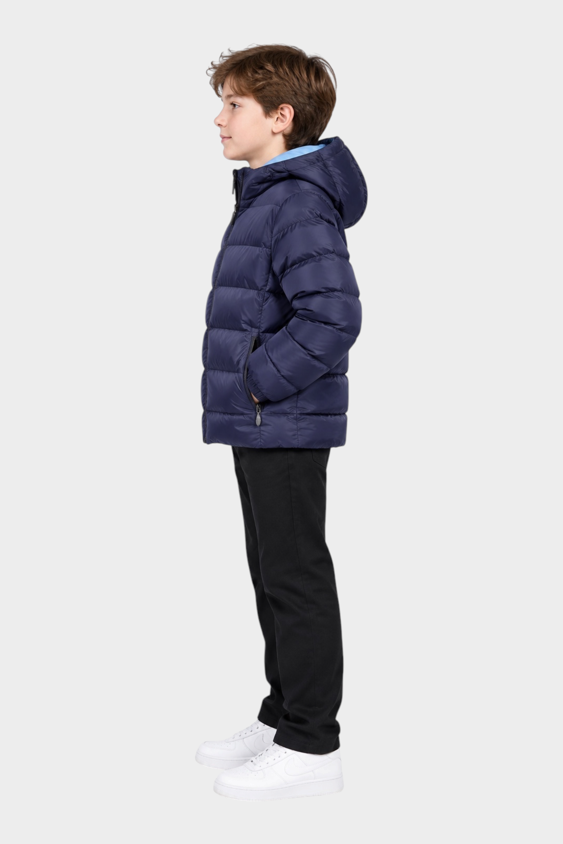 Ragazzo indossa giubbino reversibile Follower SRL blu imbottito con cappuccio, vista laterale su sfondo neutro