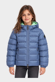 Bambina che indossa un giubbino reversibile Follower SRL blu con cappuccio e interno verde chiaro
