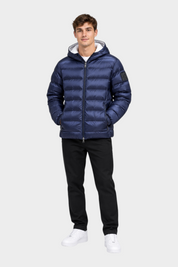 Modello indossa giubbino reversibile Follower SRL blu trapuntato con cappuccio e chiusura a zip