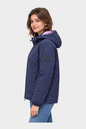 Modella indossa giubbino reversibile Follower SRL blu con cappuccio e dettagli viola, vista laterale