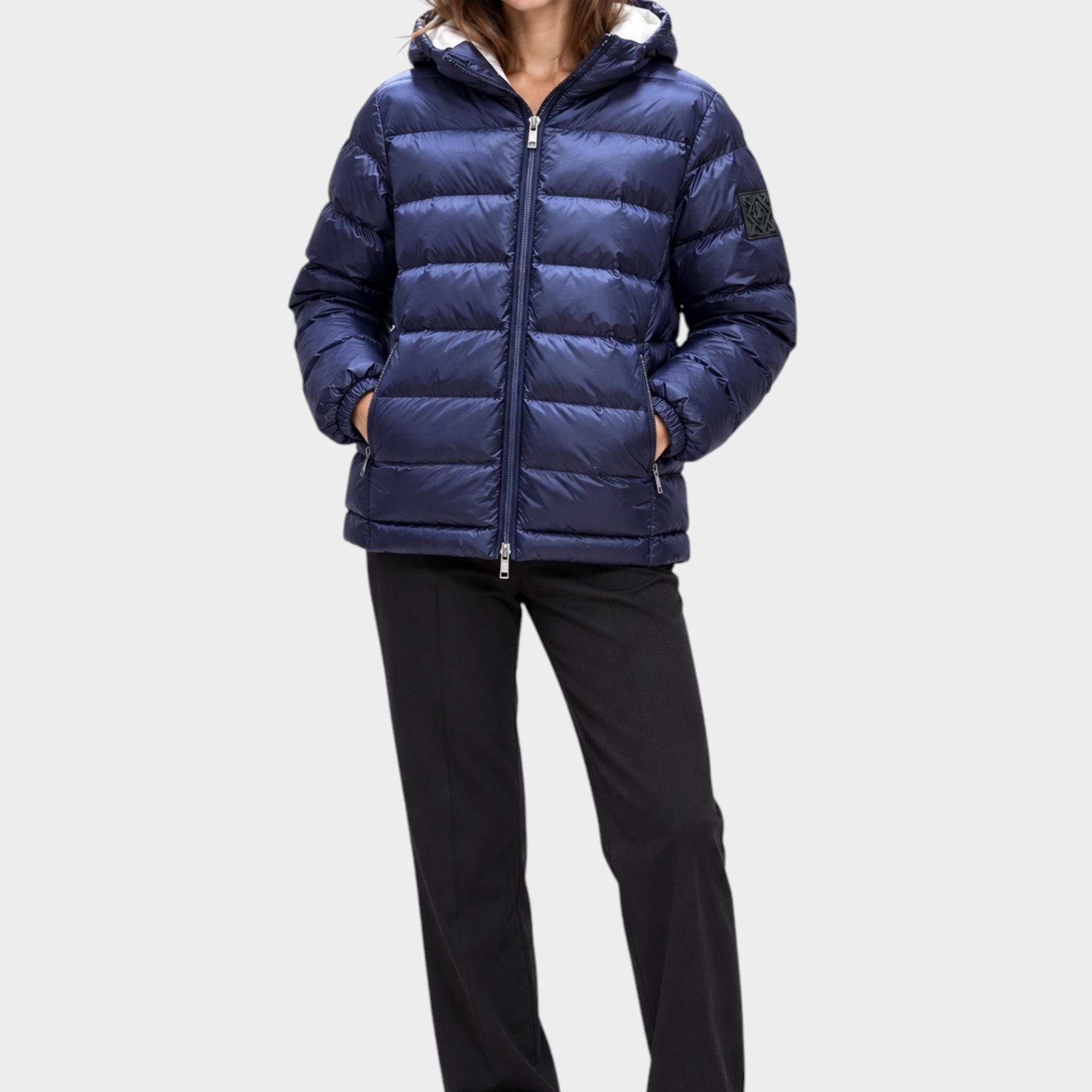 Modella indossa giubbino reversibile Follower SRL blu trapuntato con cappuccio e chiusura zip