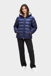 Modella indossa giubbino reversibile Follower SRL blu trapuntato con cappuccio e chiusura zip