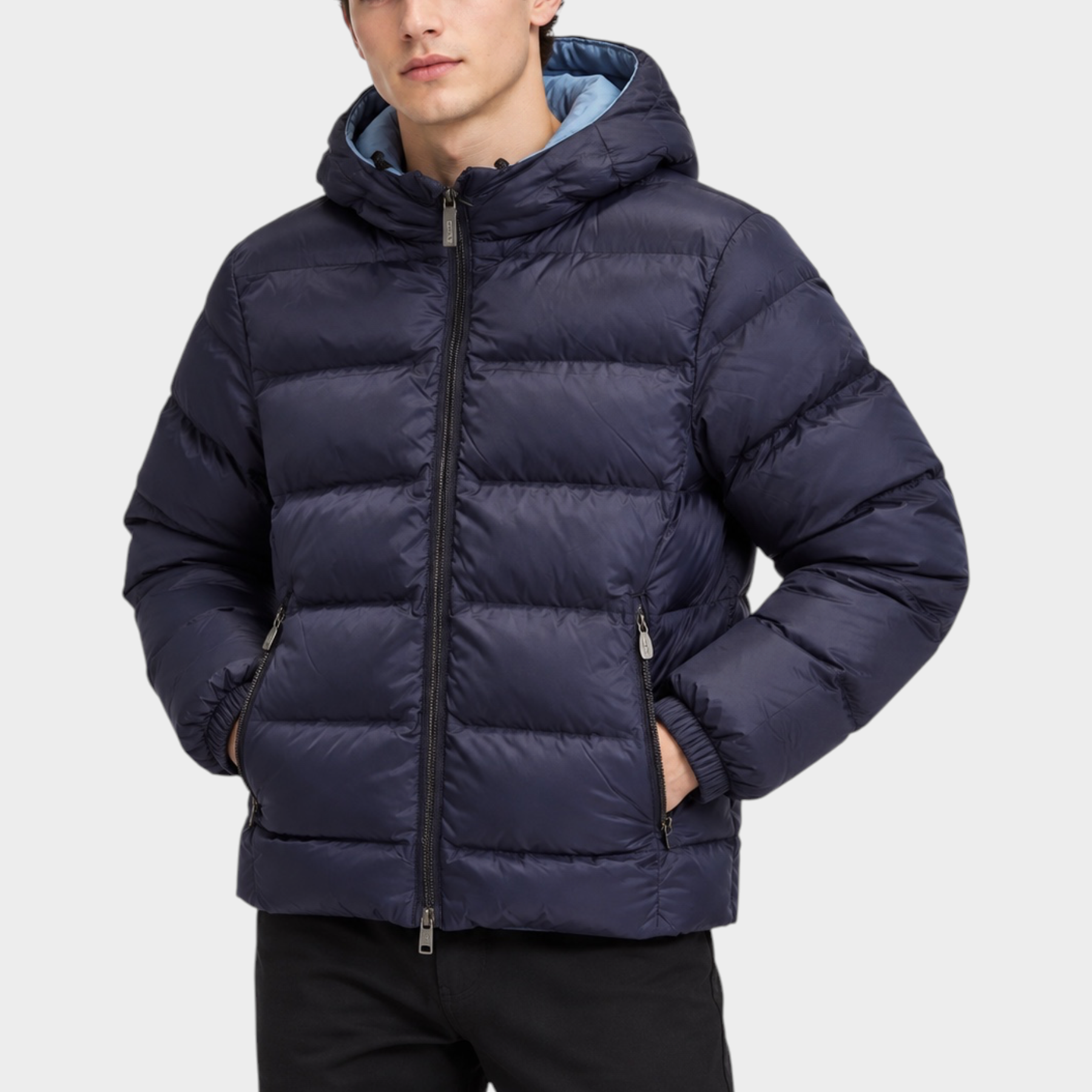 Modello indossa giubbino reversibile Follower SRL blu scuro con cappuccio e chiusura a zip