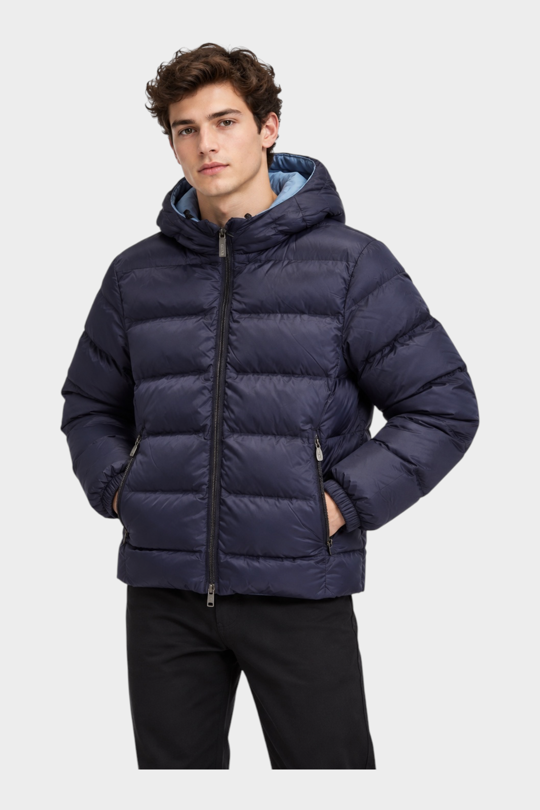 Modello indossa giubbino reversibile Follower SRL blu scuro con cappuccio e chiusura a zip