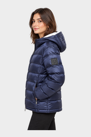 Giubbino reversibile Follower SRL unisex blu trapuntato con cappuccio e logo sulla manica indossato da una modella