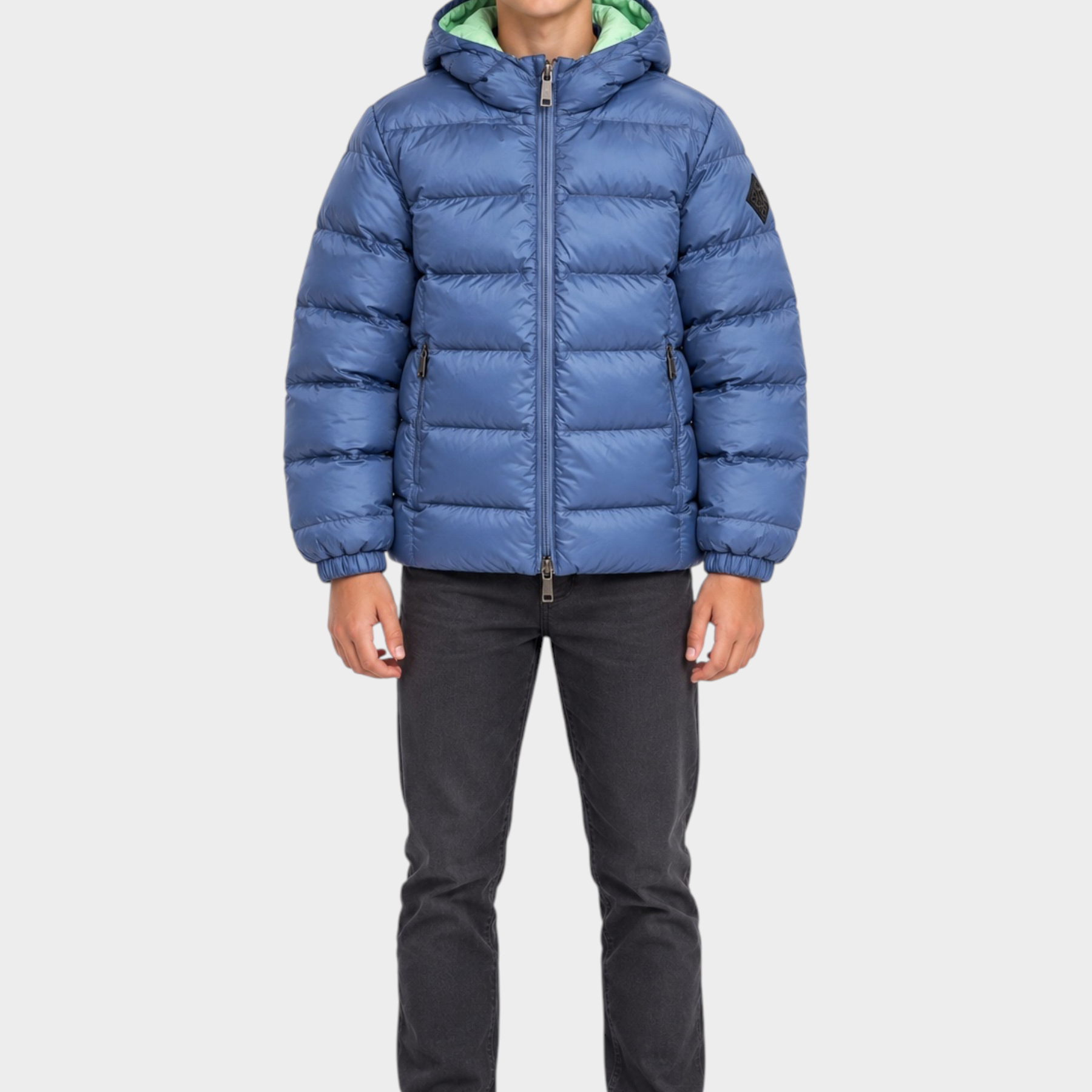 Ragazzo indossa giubbino reversibile Follower SRL blu con cappuccio e interno verde chiaro su sfondo bianco