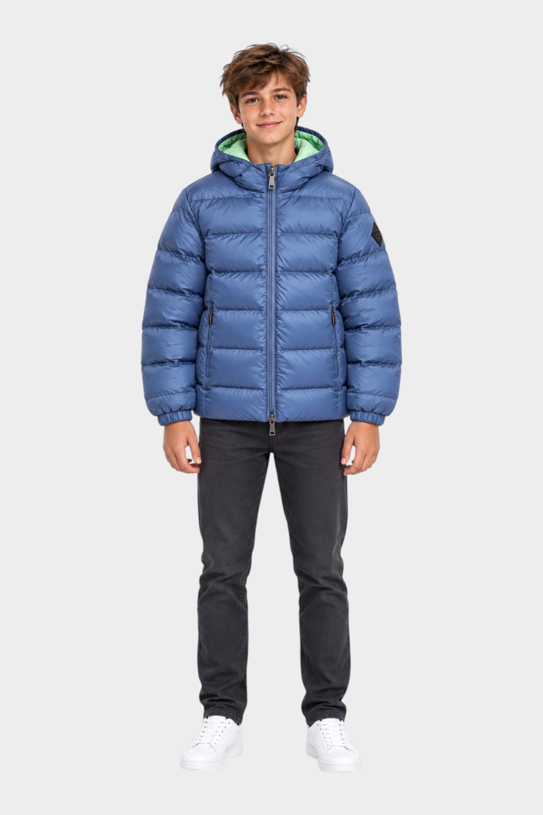 Ragazzo indossa giubbino reversibile Follower SRL blu con cappuccio e interno verde chiaro su sfondo bianco