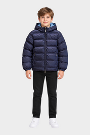 Ragazzo indossa giubbino reversibile Follower SRL blu scuro con cappuccio e interno azzurro