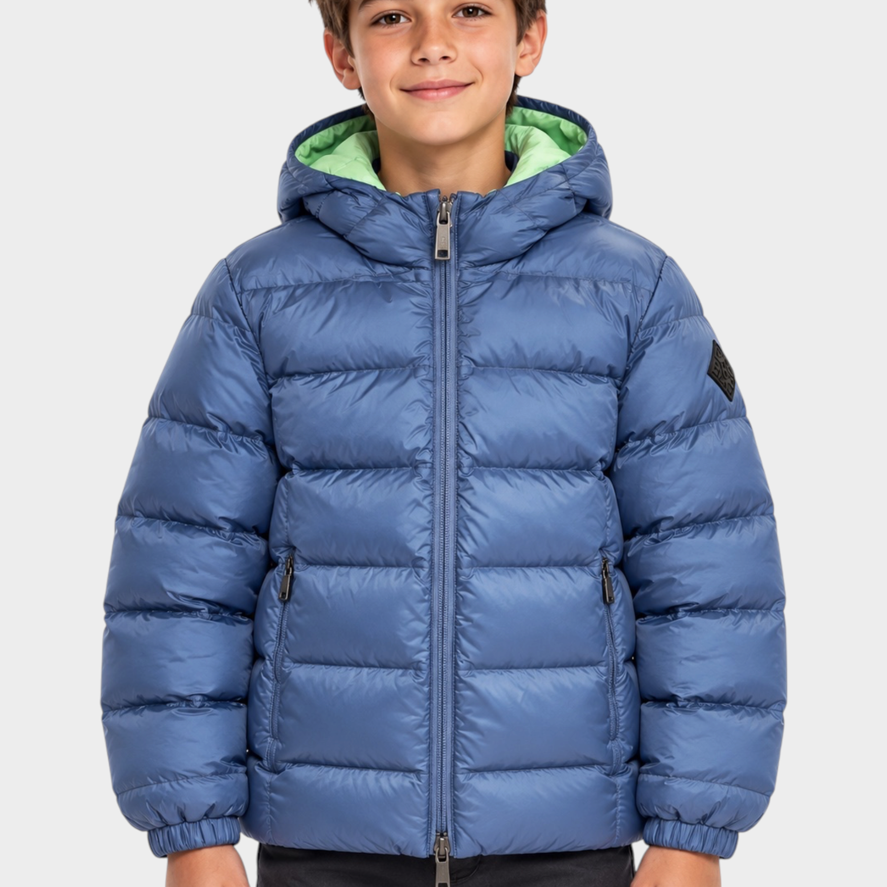 Ragazzo indossa giubbino reversibile Follower SRL blu con cappuccio e interno verde lime, stile trapuntato invernale