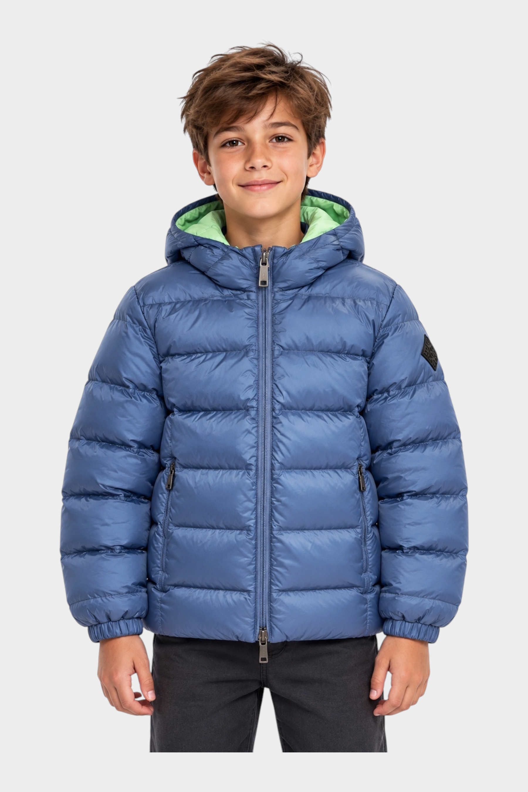 Ragazzo indossa giubbino reversibile Follower SRL blu con cappuccio e interno verde lime, stile trapuntato invernale