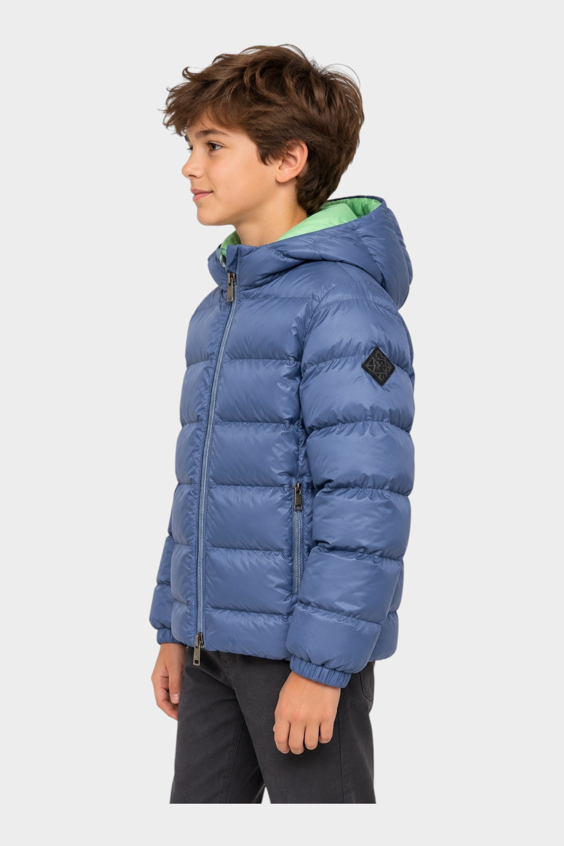 Giubbino reversibile Follower SRL blu con cappuccio e interno verde indossato da un ragazzo di profilo