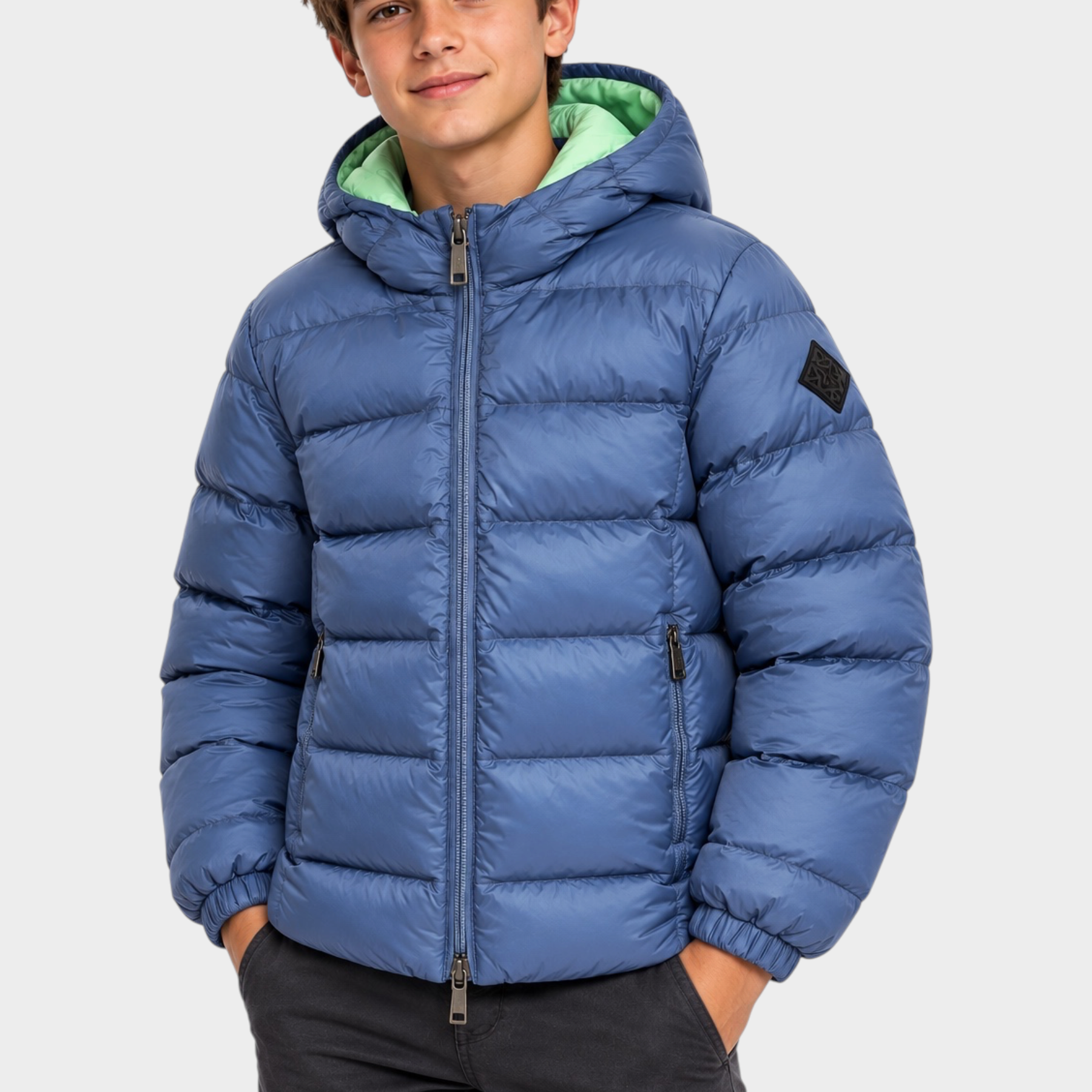 Ragazzo indossa un giubbino reversibile Follower SRL blu trapuntato con cappuccio e interno verde chiaro