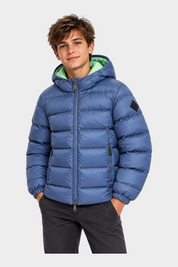 Ragazzo indossa un giubbino reversibile Follower SRL blu trapuntato con cappuccio e interno verde chiaro