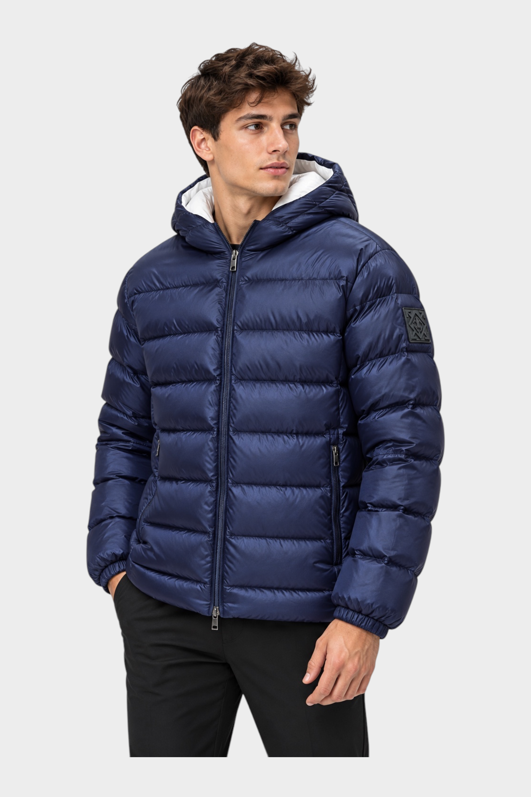 Modello indossa giubbino reversibile Follower SRL blu trapuntato con cappuccio e logo sulla manica