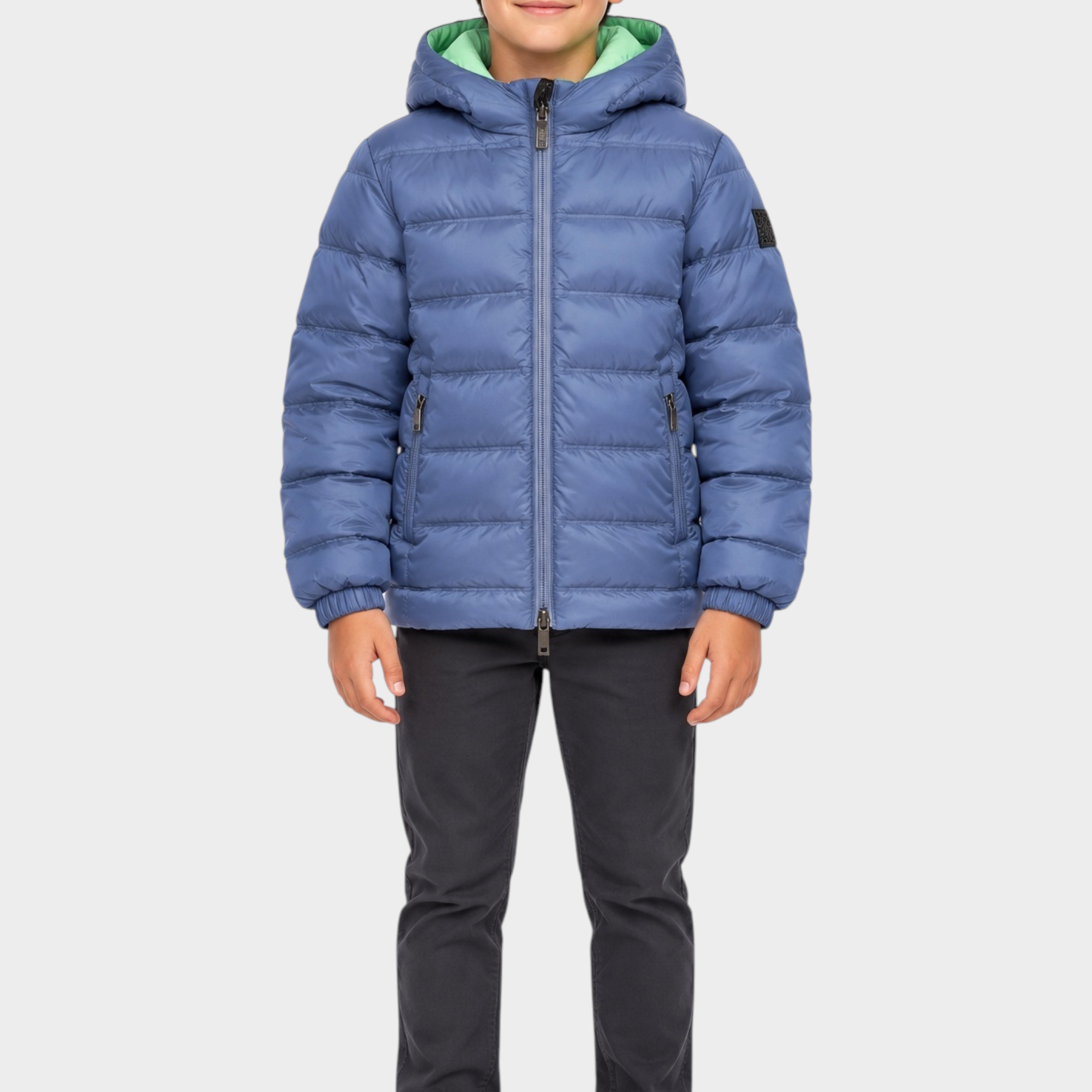 Ragazzo indossa giubbino reversibile Follower SRL blu trapuntato con cappuccio e interno verde chiaro