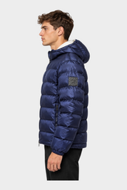 Giubbino reversibile Follower SRL blu trapuntato con cappuccio e logo sulla manica indossato da un modello