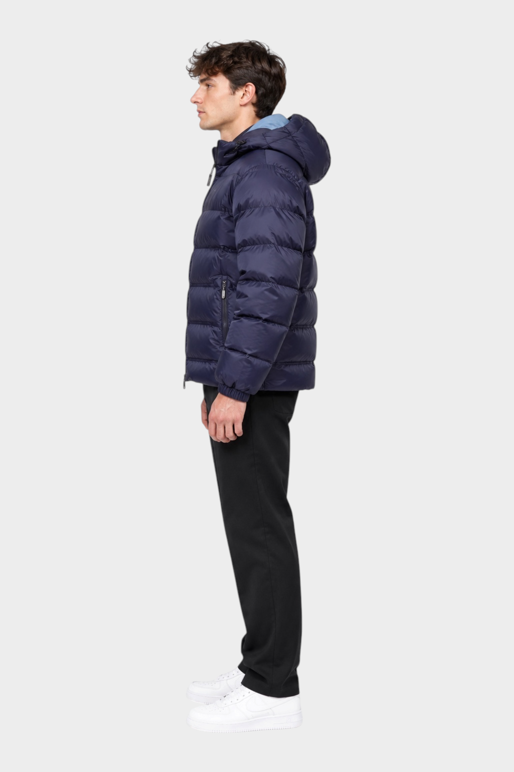 Modello indossa giubbino reversibile Follower SRL blu scuro imbottito con cappuccio, vista laterale