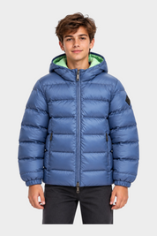 Ragazzo indossa giubbino reversibile Follower SRL blu con cappuccio e interno verde lime, stile piumino trapuntato