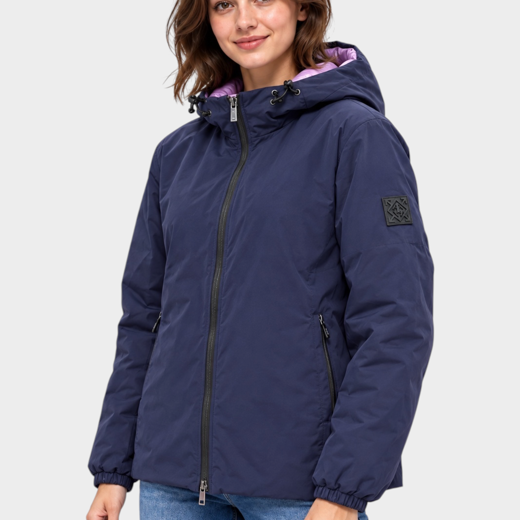 Modella indossa giubbino reversibile Follower SRL blu con interno viola, cappuccio e chiusura a zip