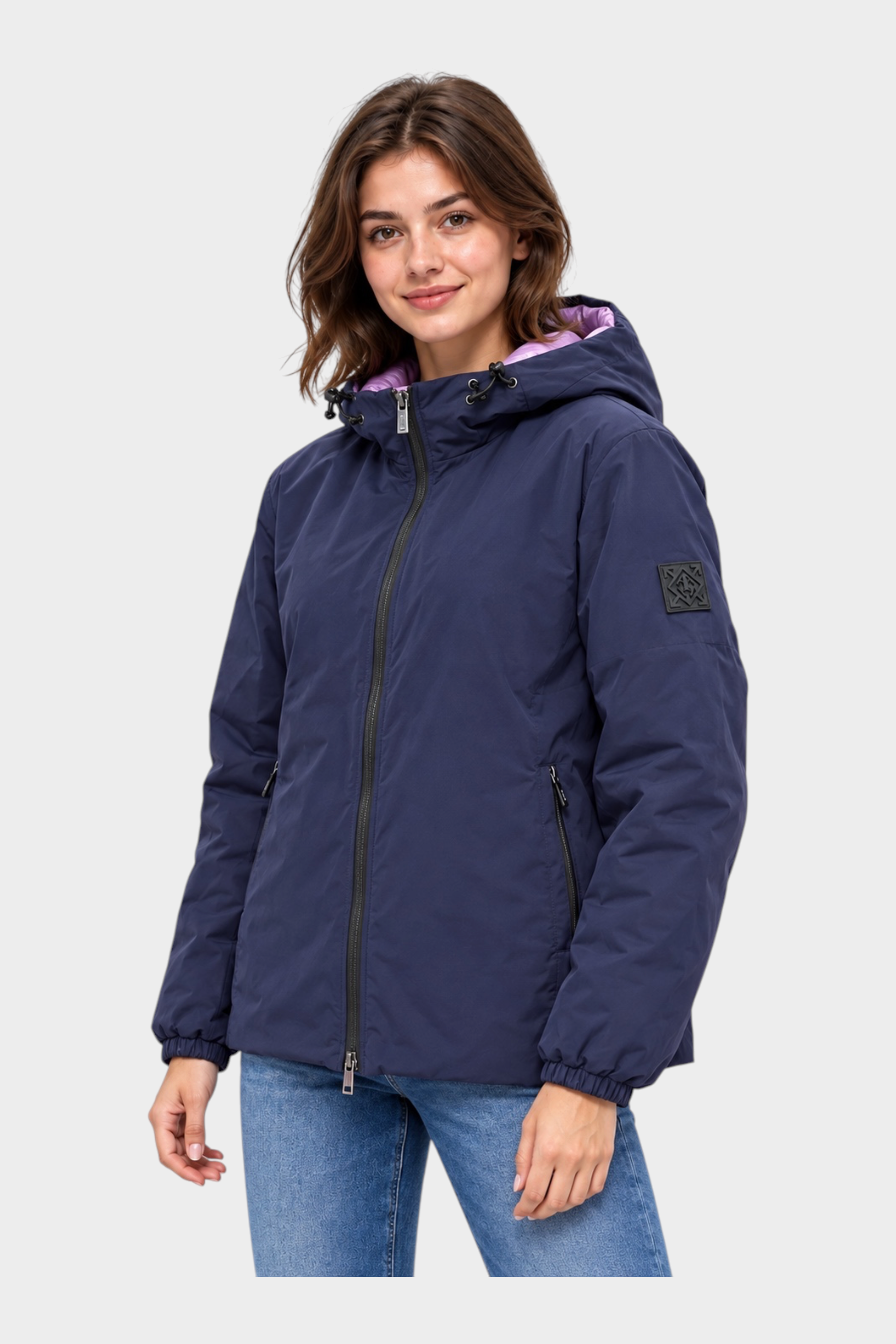 Modella indossa giubbino reversibile Follower SRL blu con interno viola, cappuccio e chiusura a zip