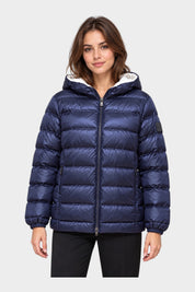 Modella indossa giubbino reversibile Follower SRL blu trapuntato con cappuccio e chiusura a zip