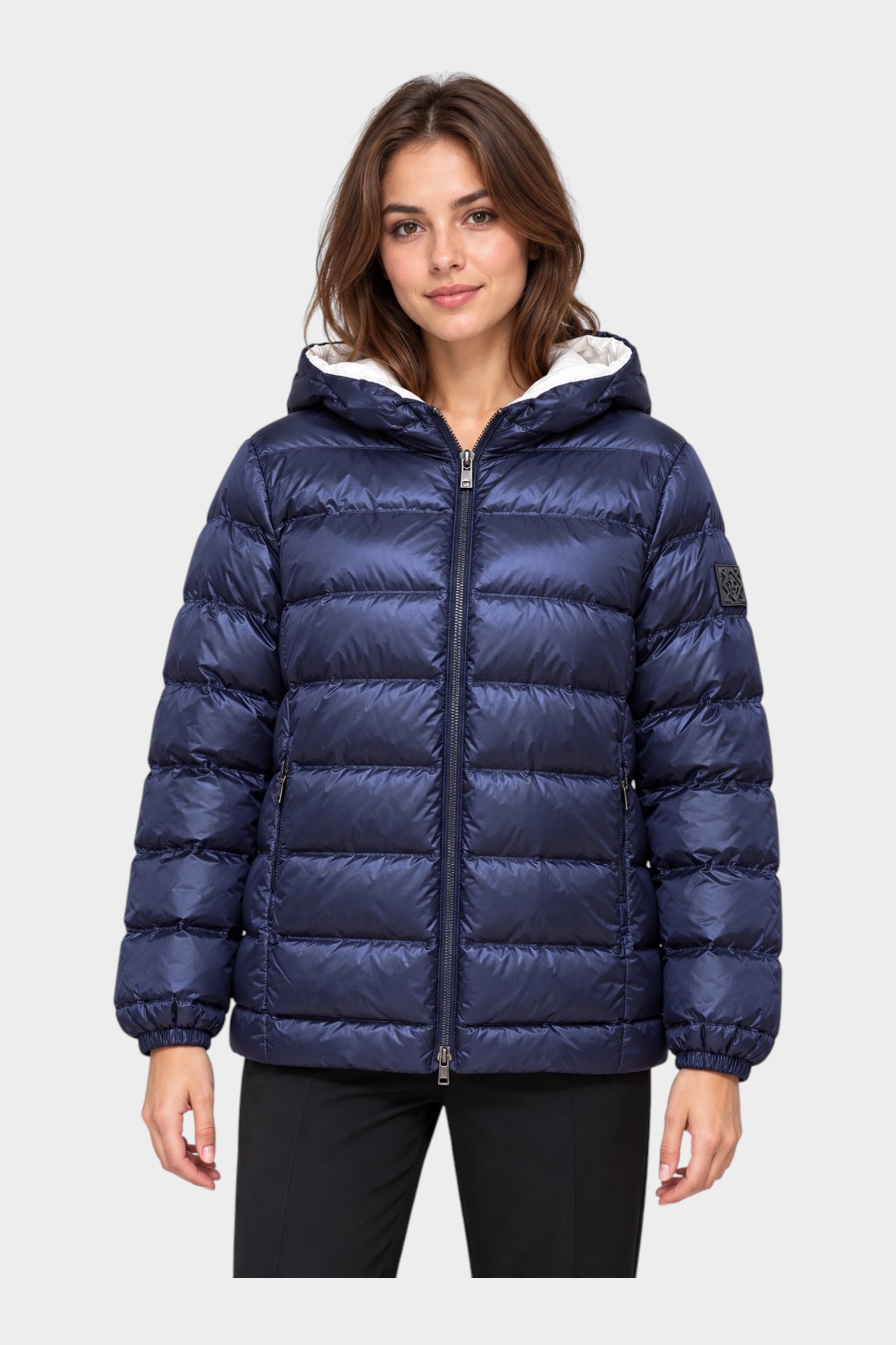 Modella indossa giubbino reversibile Follower SRL blu trapuntato con cappuccio e chiusura a zip