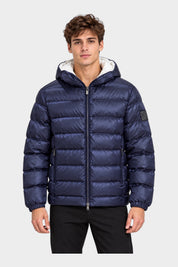 Modello indossa giubbino reversibile Follower SRL blu trapuntato con cappuccio e chiusura a zip