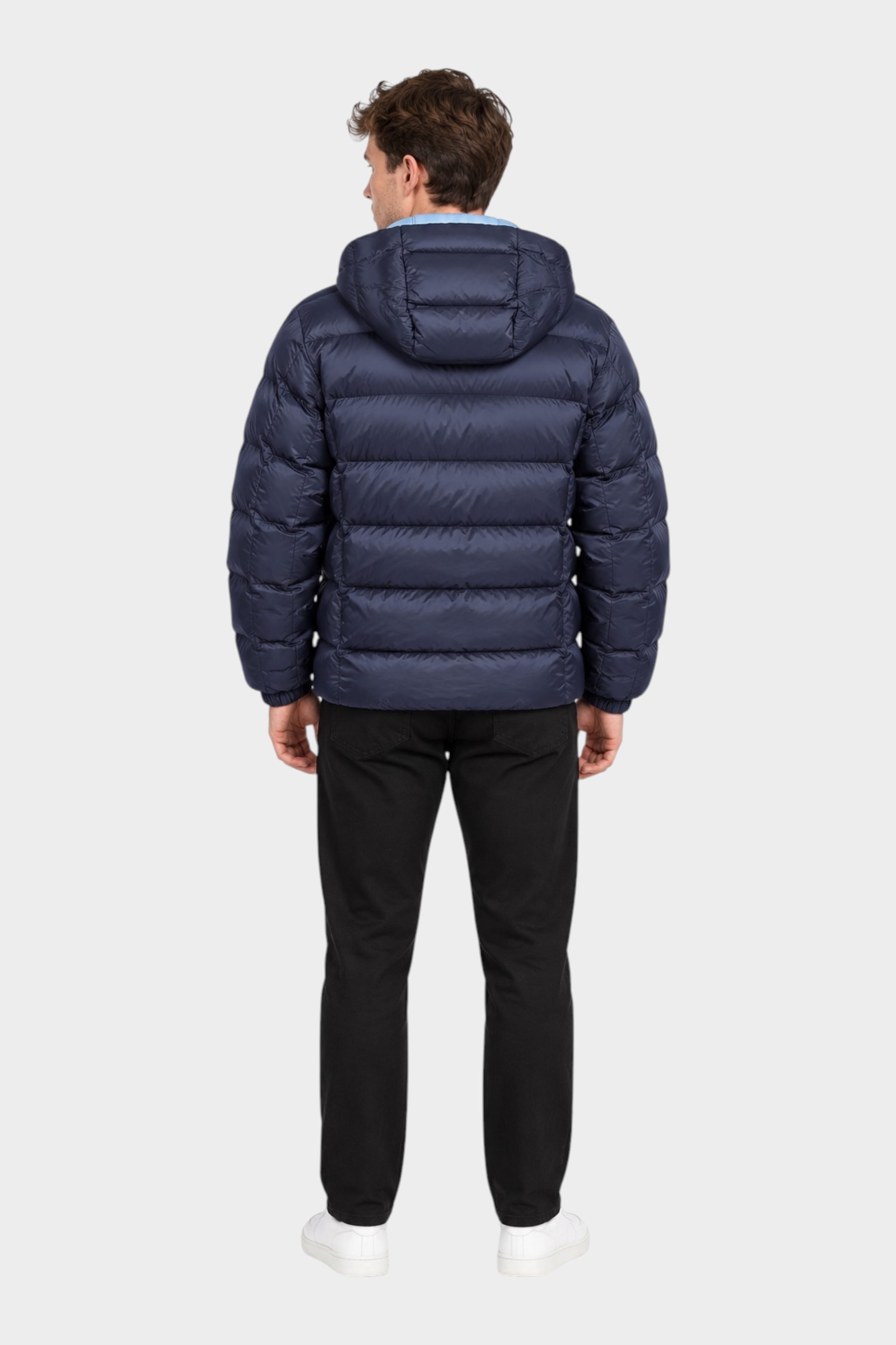 Vista posteriore di un giubbino reversibile Follower SRL blu imbottito con cappuccio indossato da un modello