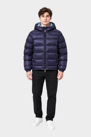 Modello indossa giubbino reversibile Follower SRL blu scuro imbottito con cappuccio e zip frontale