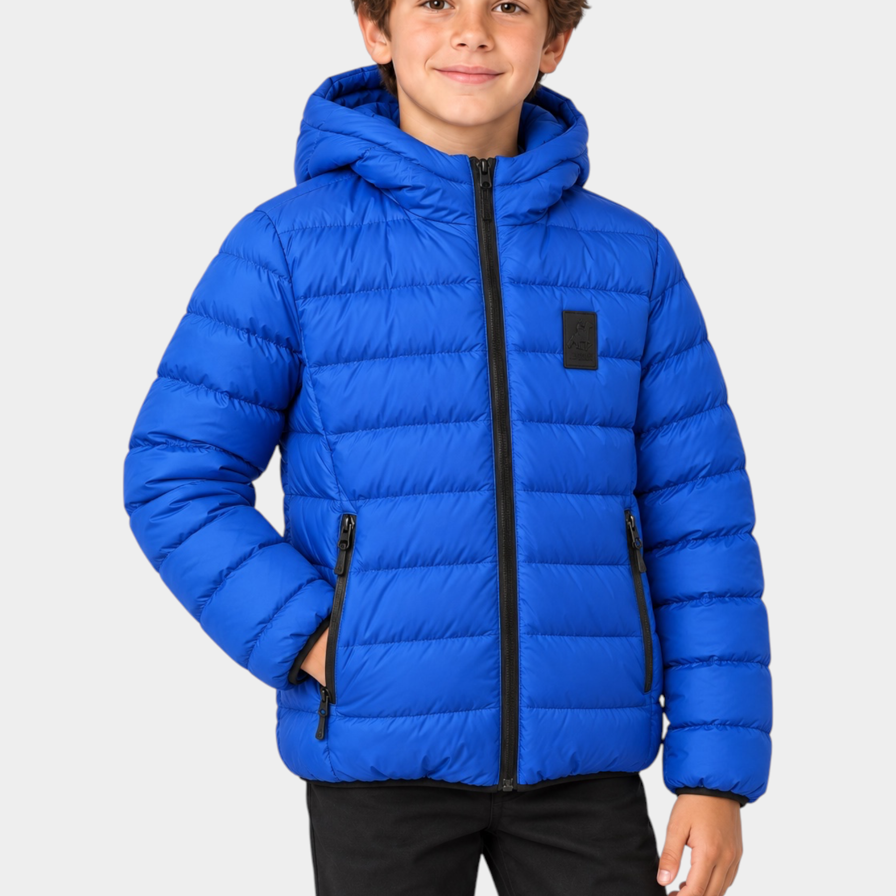 Ragazzo indossa giubbino reversibile blu trapuntato con cappuccio di Follower SRL, design sportivo con zip nera